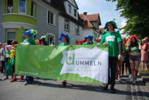Mittendrin: Die Gruppe der Diakonischen Stiftung Ummeln beim Carnival der Kulturen.