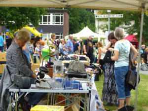 Jubilaeumsfest_Flohmarkt Viel zu entdecken gab es auf dem Flohmarkt.