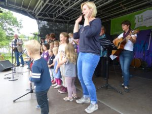 Jubilaeumsfest_Kindergaerten Ummelner Kindergarten-Kinder auf der Bühne.