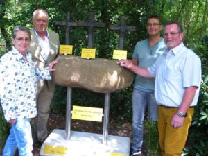 Einweihung_Denkmal Am Denkmal: (v. l.) Dipl.-Psych. Erika Tkocz, Vorstand Pastor Uwe Winkler und die Erbauer Rainer Siekaup und Hans-Dieter Schwammberger.