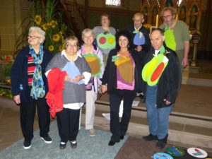 erntedank_werther_2016 Irmgard Baltruschat, Elvira Janzen, Renate Langhardt, Claudia Röhm, Violeta Gomez, Klaus Schleef, Oscar Peschel und Heiko Treder (v.l.) singen ein Lied beim Erntedank-Gottesdienst in Werther.