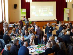 Mit den Händen denken: Einen ganzen Nachmittag lang entwickelten Fachkräfte der Behindertenhilfe mit LEGO Serious PlayTM Ideen für vernetzte gemeindenahe Hilfen. 