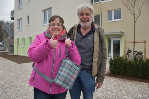 Wohnen am Landerbach Einzug web Freude auf den Einzug: Stefanie Reker und Teamleiter Johann Hans.