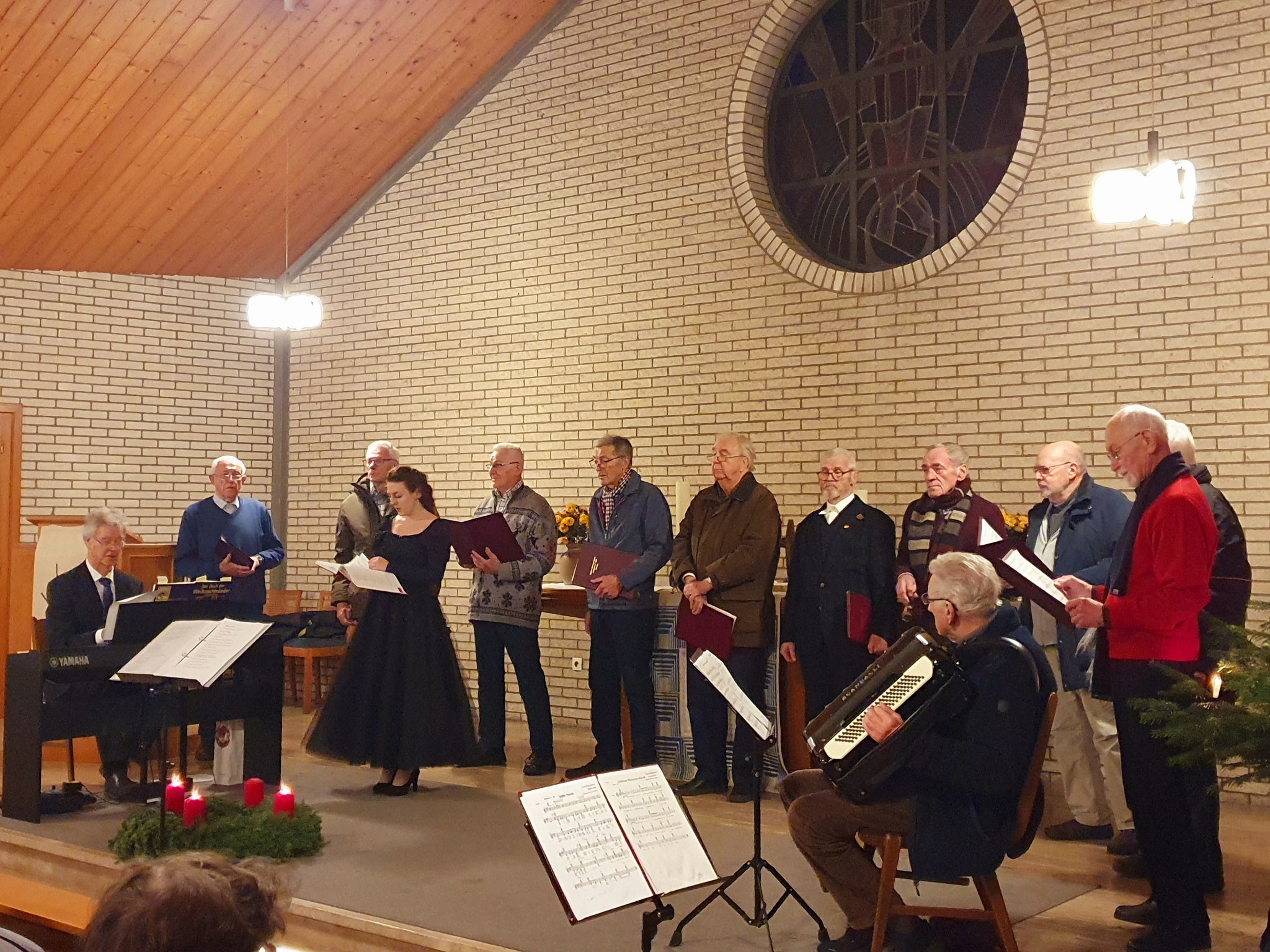 Liedertafel 1865 Werther tritt in der Kapelle am Teutoburger-Wald-Weg auf